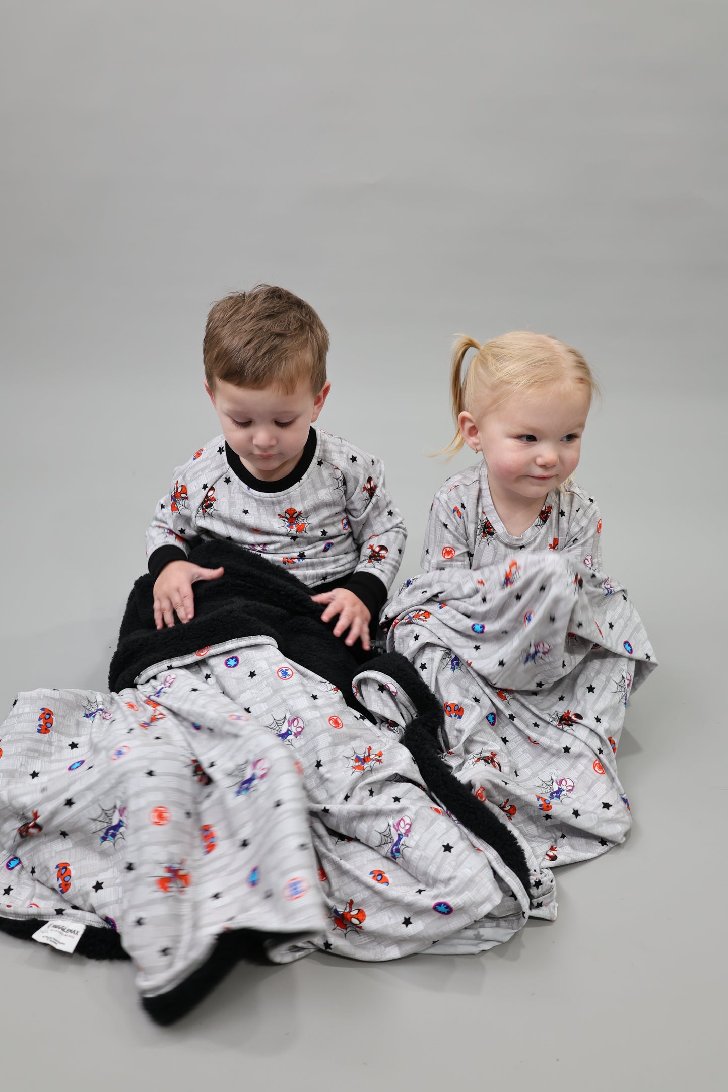 Tiny Spider Crew - Plush Blanket